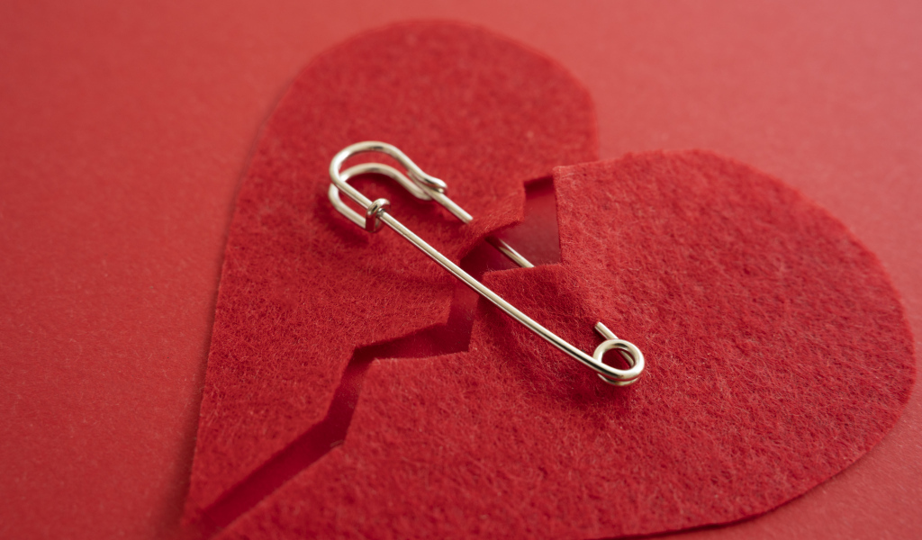 Разбитое сердце скрепили английской булавкой