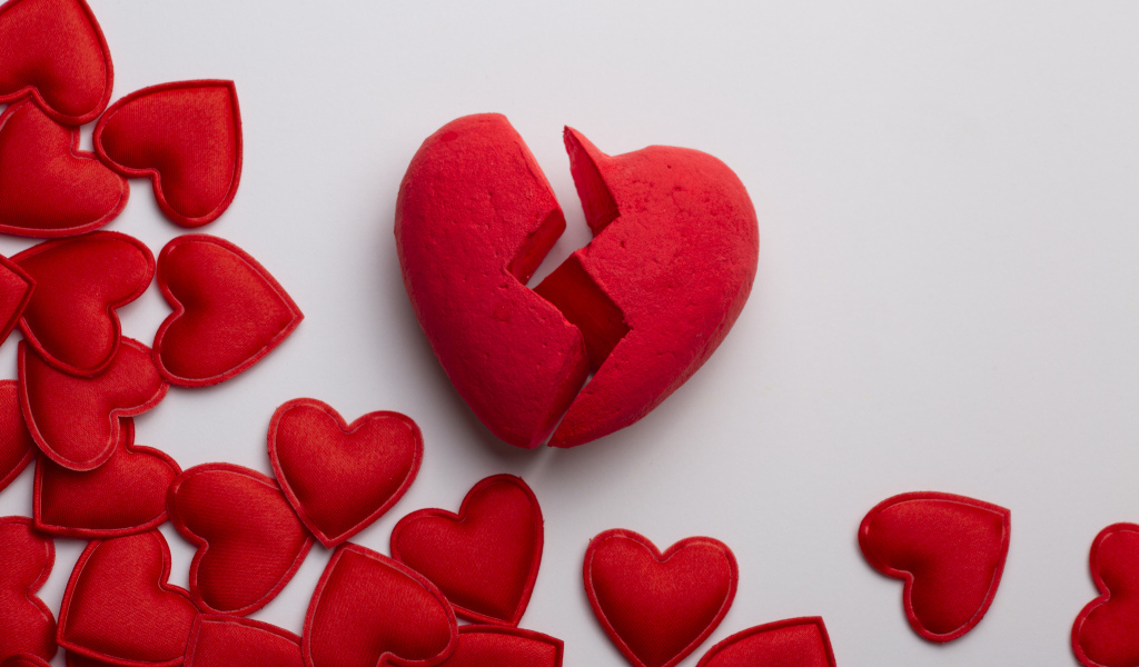 Разбитое сердце с маленькими красными сердечками