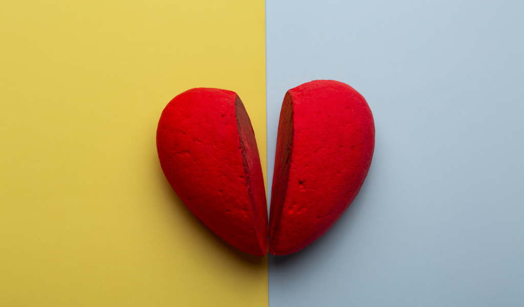 Разбитое красное сердце