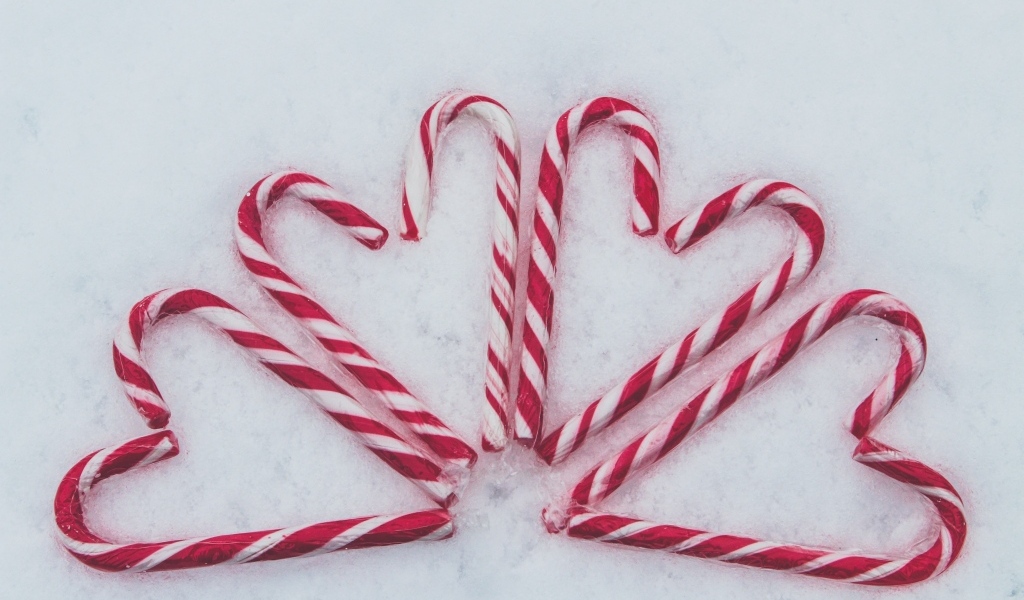 Сердечки из конфет на снегу