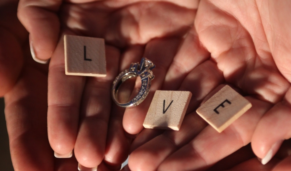 Кубики и кольцо на ладонях с надписью любовь