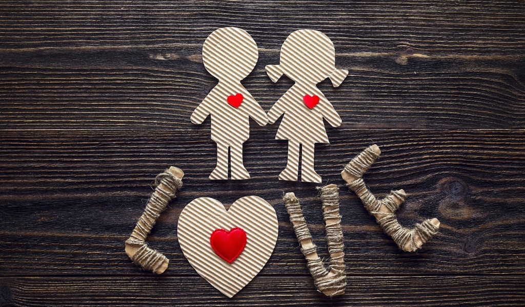 Вырезанные из ткани изображение мальчика и девочки и надписью Love