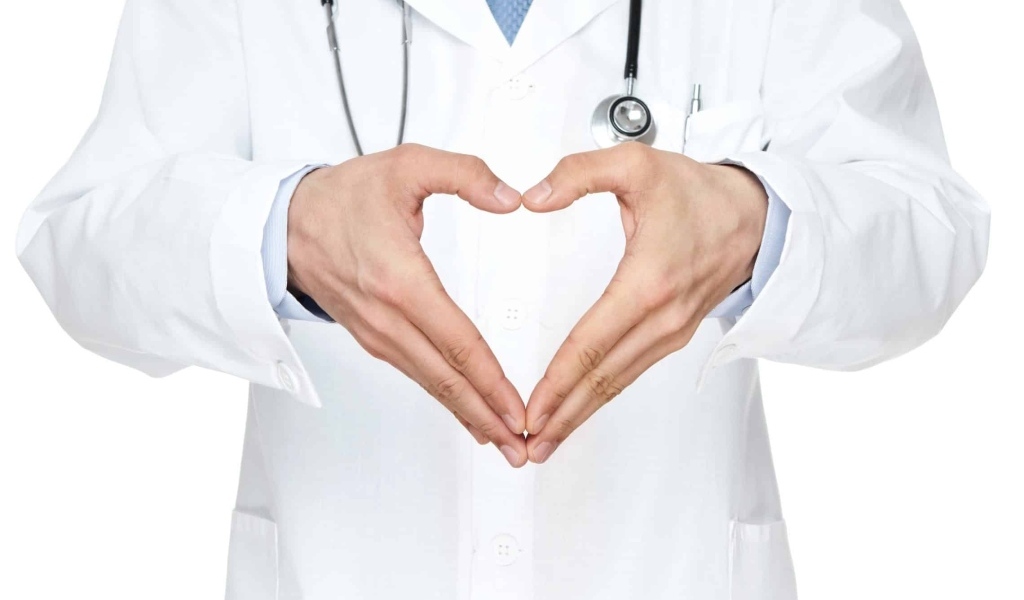 Доктор делает сердце ладонями рук