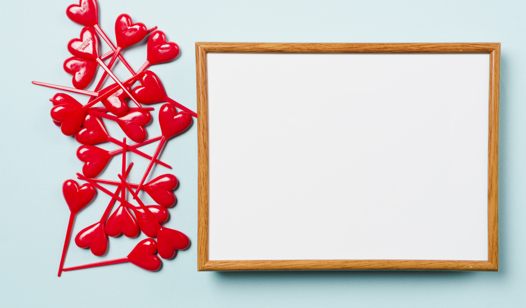 Рамка и красные сердечки на голубом фоне, шаблон открытки