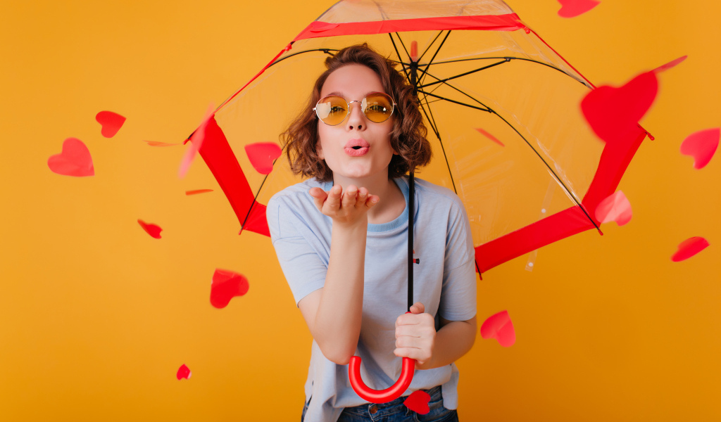 Девушка под зонтом с сердечками