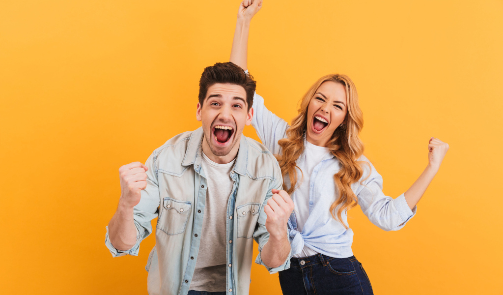 Счастливая пара на оранжевом фоне