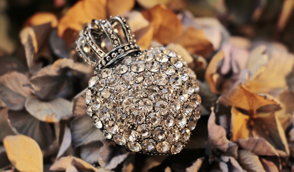 Кулон в форме сердца с короной  усыпан камнями