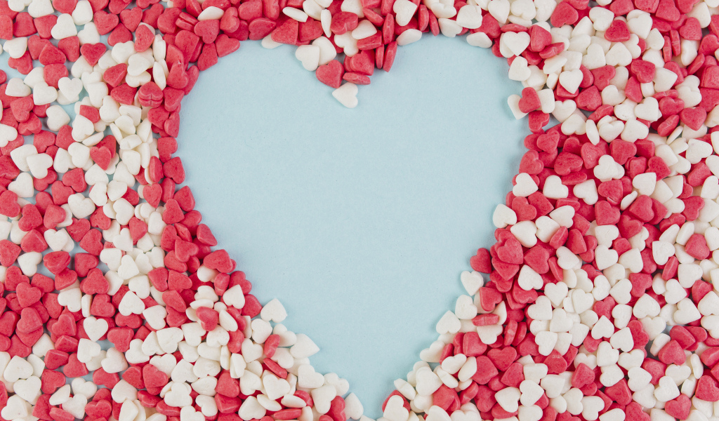 Сердце на голубом фоне из маленьких сладких сердечек