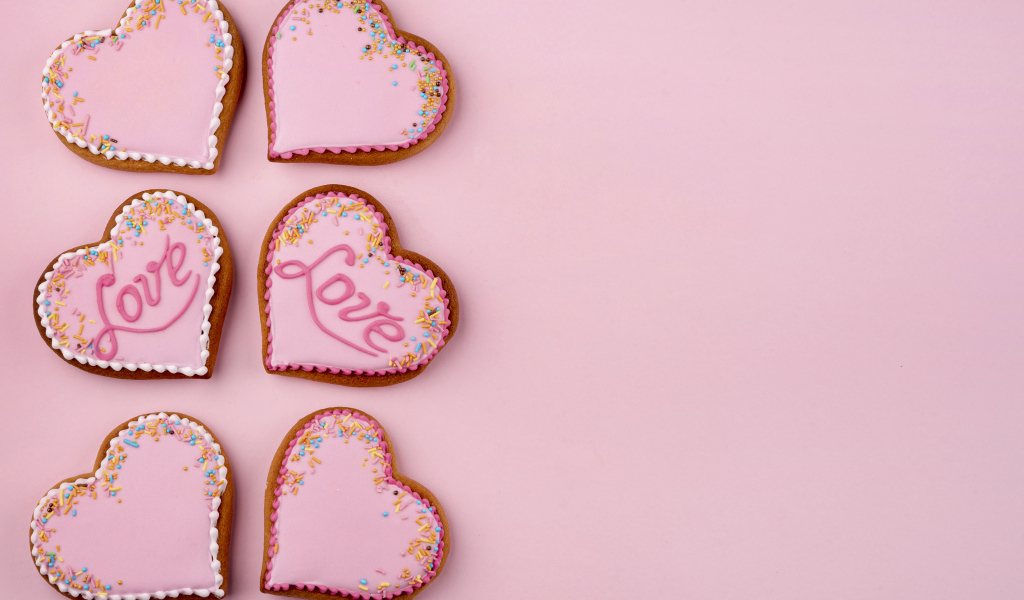 Печенье в форме сердца на розовом фоне