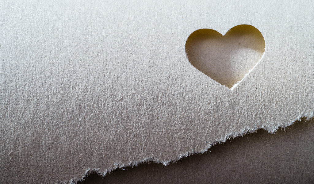 Дырка в бумаге в форме сердца