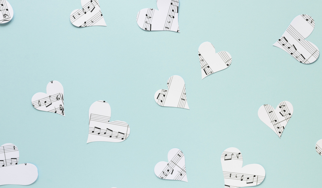 Сердечки из нотной тетради на голубом фоне