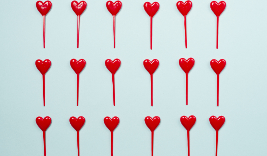 Сердечки на палочке на голубом фоне