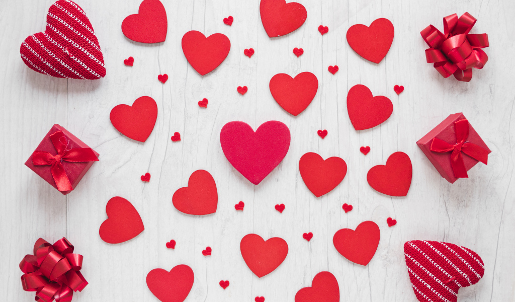 Много красных сердечек с подарками на белом фоне