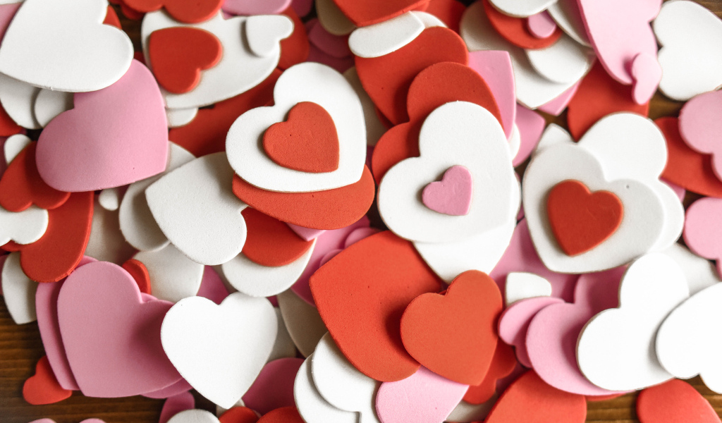 Много маленьких бумажных разноцветных сердечек
