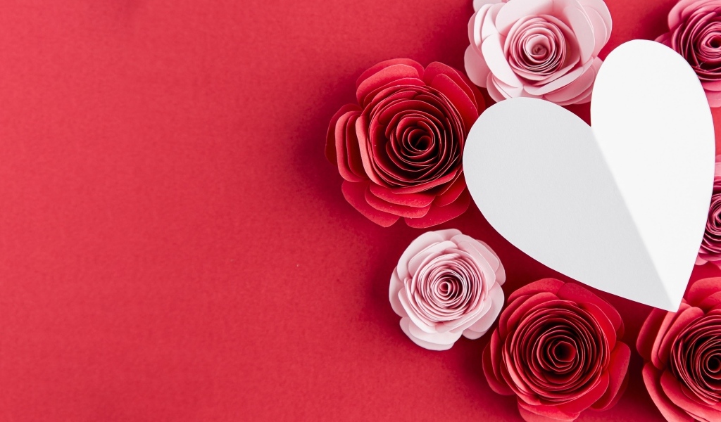Бумажные розы с сердцем на красном фоне