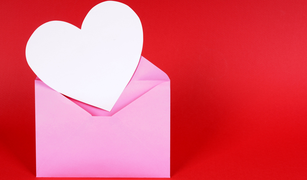 Розовый конверт с сердцем на красном фоне, шаблон для открытки