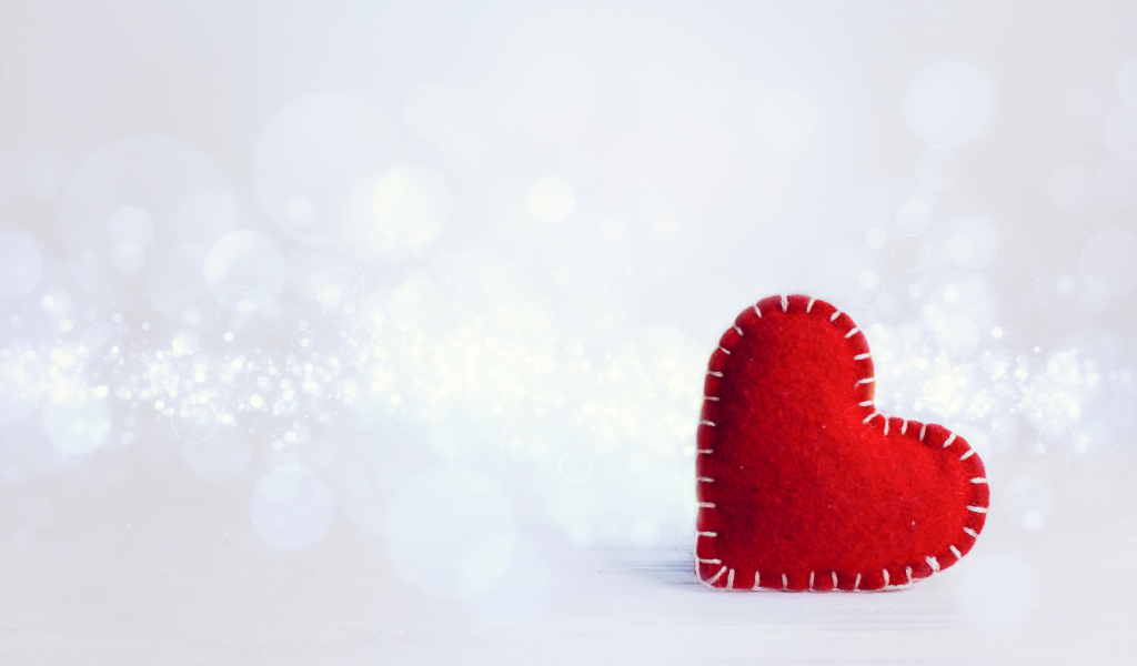 Красное тканевое сердце на сером фоне