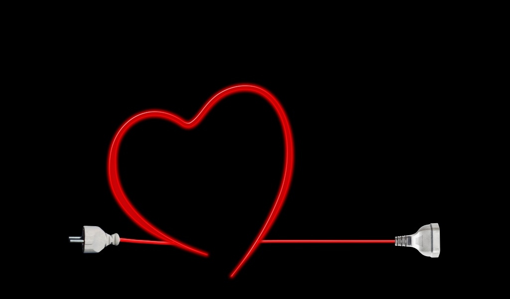 Красное сердце из провода на черном фоне