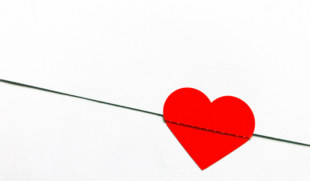 Красное сердечко на белом фоне из бумаги