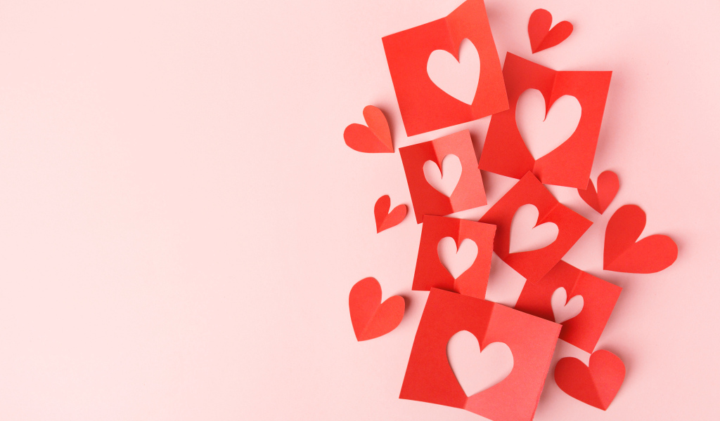 Сердечки из красной бумаги на сером фоне