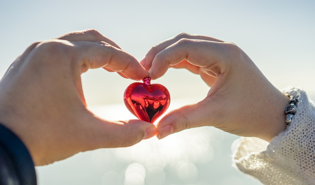 Маленькое сердечко в руках влюбленной пары