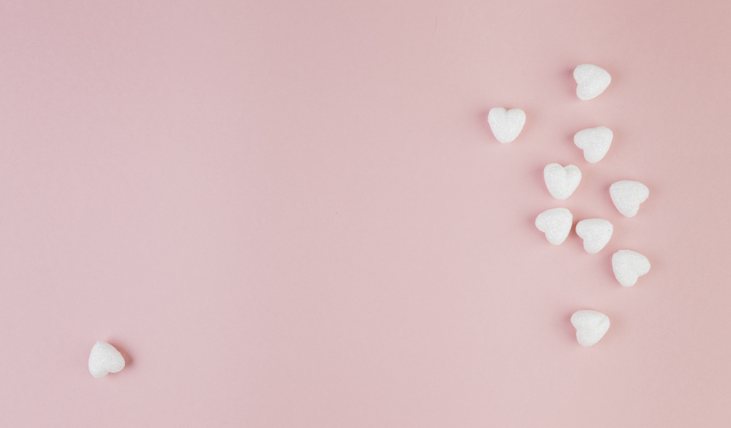Маленькие белые сердечки на розовом фоне