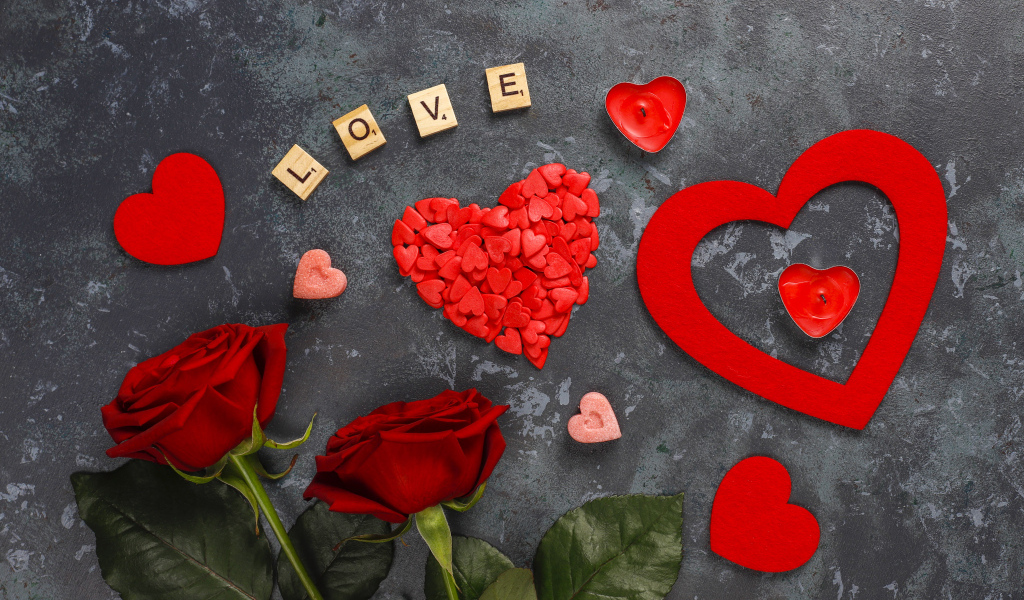 Надпись любовь с розами и сердечками на сером фоне