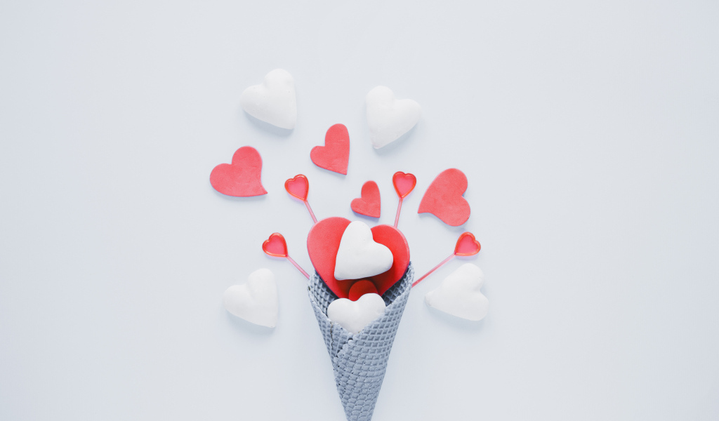 Вафельный рожок с сердечками на голубом фоне