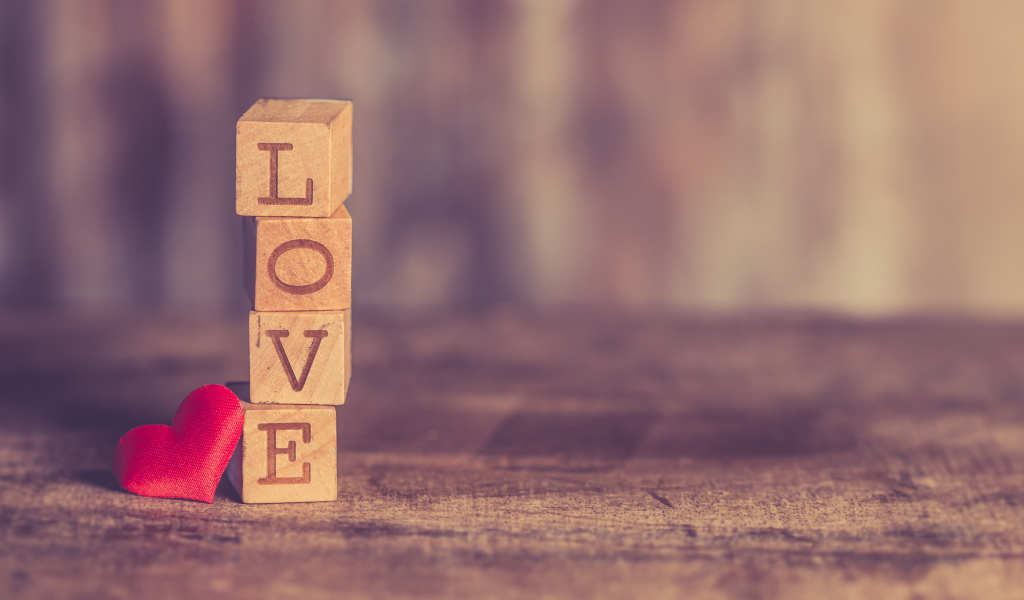 Деревянные кубики с надписью любовь с красным маленьким сердечком