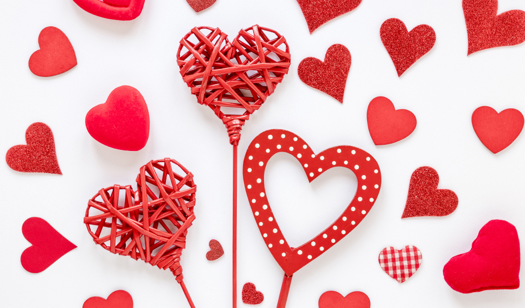 Плетеные и бумажные сердечки на белом фоне