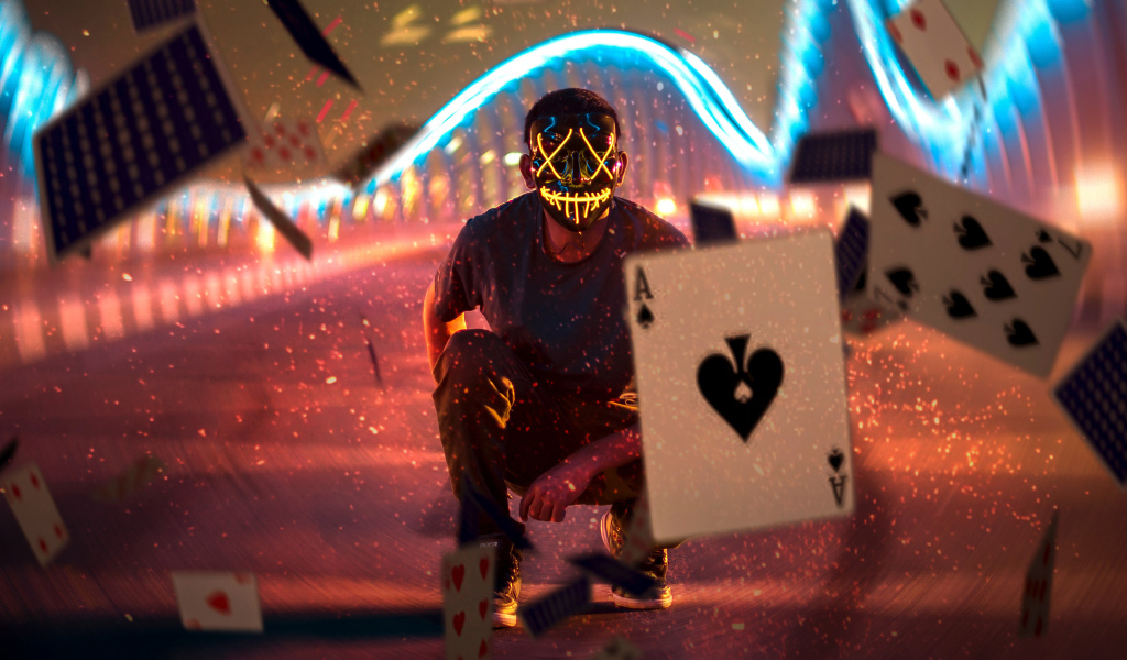Мужчина в маске бросает карты