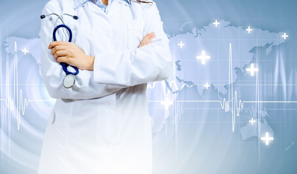 Врач в белом халате со стетоскопом в руках