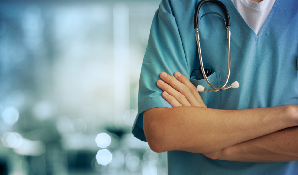 Врач в голубом медицинском костюме