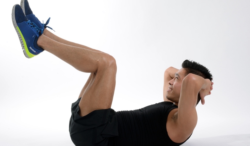 Мужчина спортсмен качает пресс