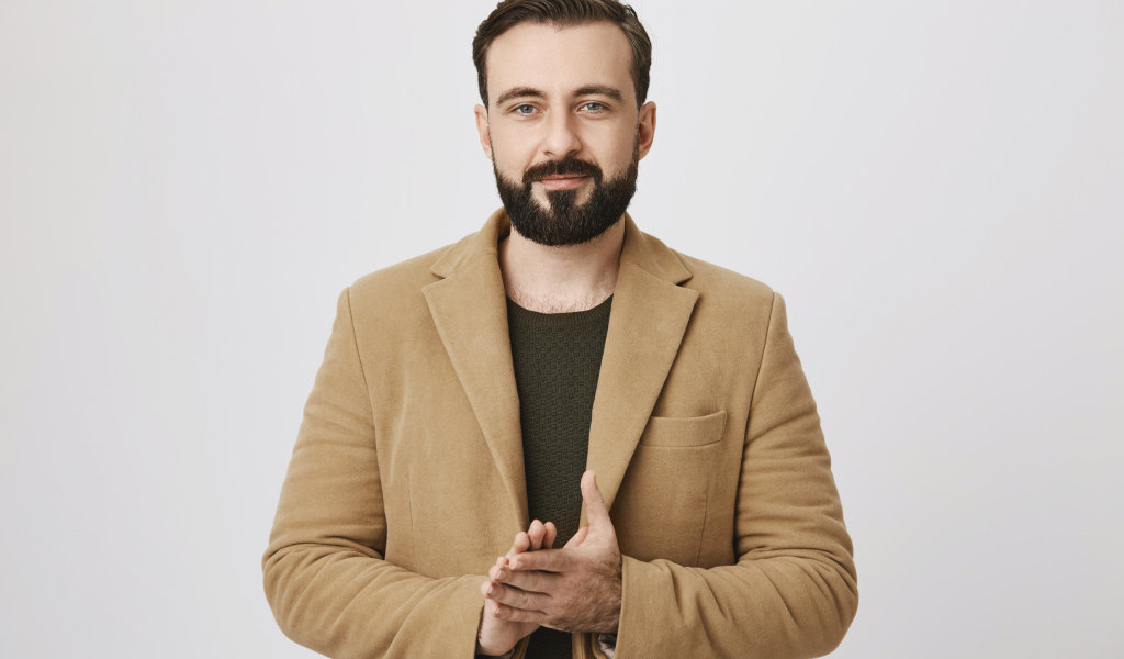 Стильный мужчина в коричневом пиджаке