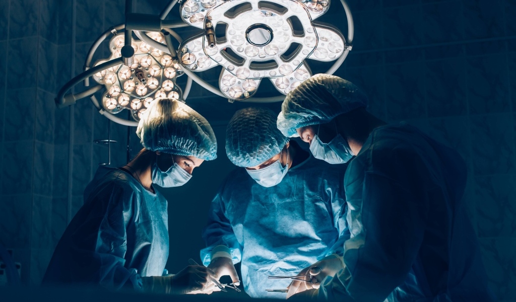 Три врача делают операцию 