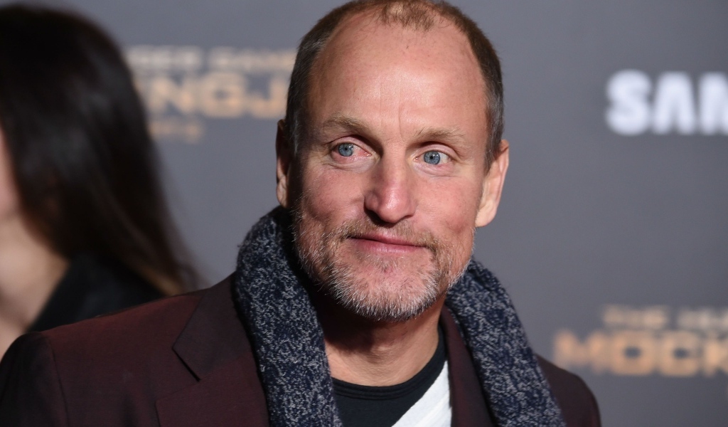 Актер Вуди Харрельсон в пальто