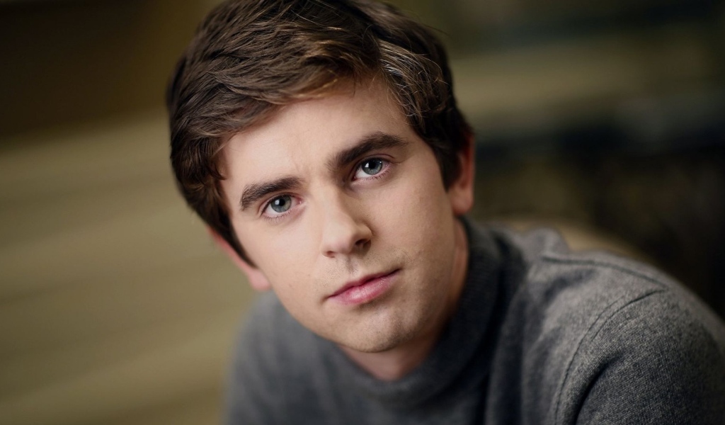 Красивый мужчина актер Фредди Хаймор