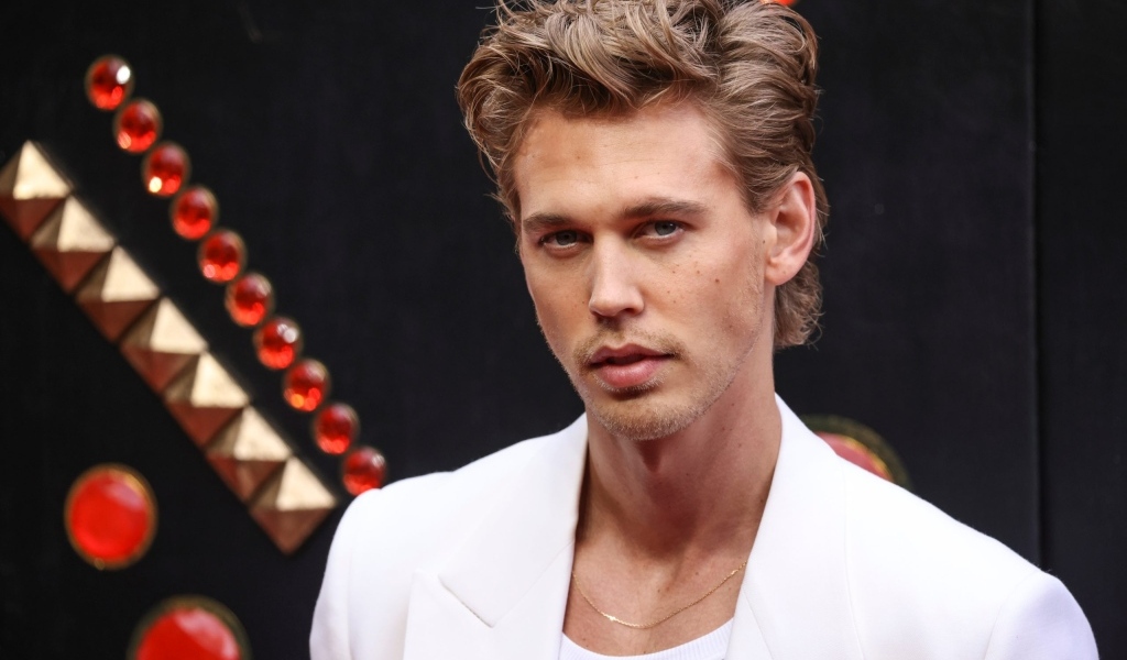 Красивый молодой актер Остин Батлер