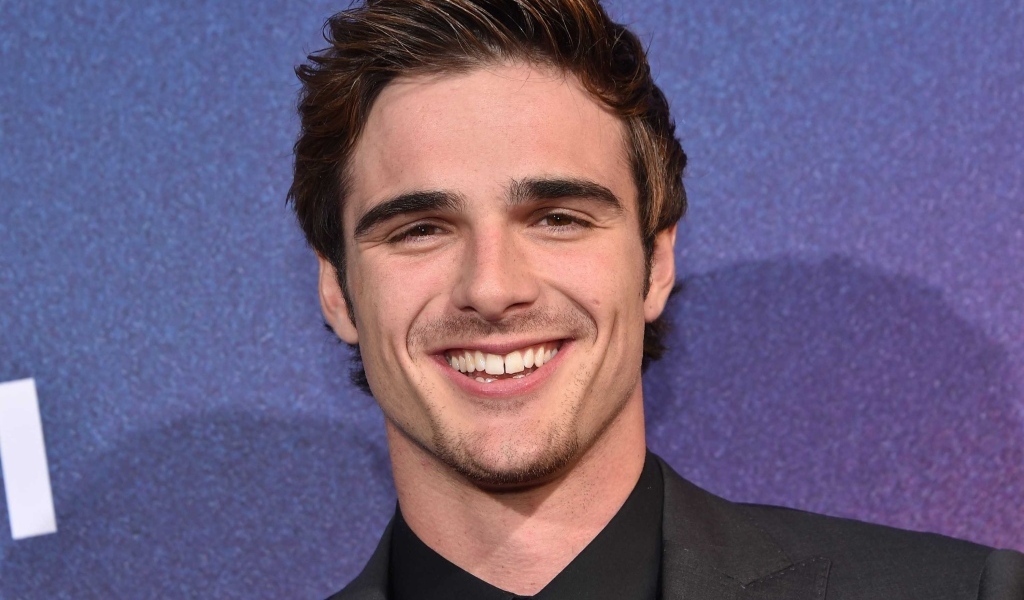 Улыбающийся молодой актер Джейкоб Элорди