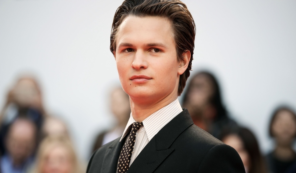 Стильный молодой актер Энсел Эльгорт в костюме