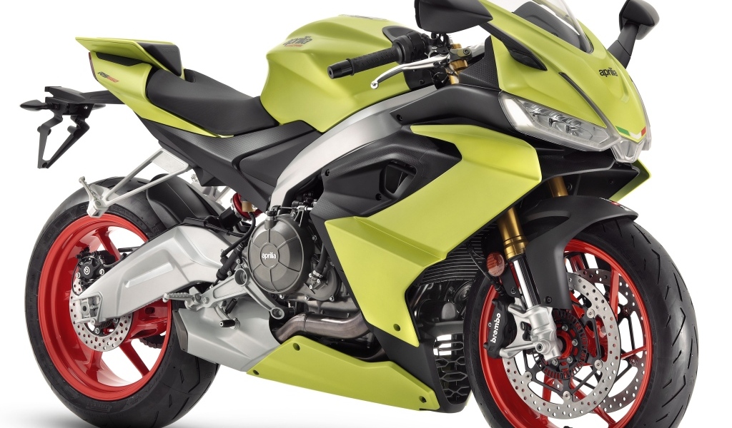 Большой новый мотоцикл Aprilia RS 660 на белом фоне