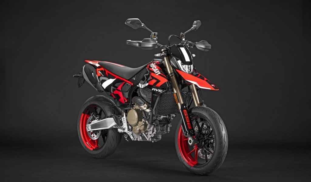Мотоцикл Ducati Hypermotard 698 на черном фоне