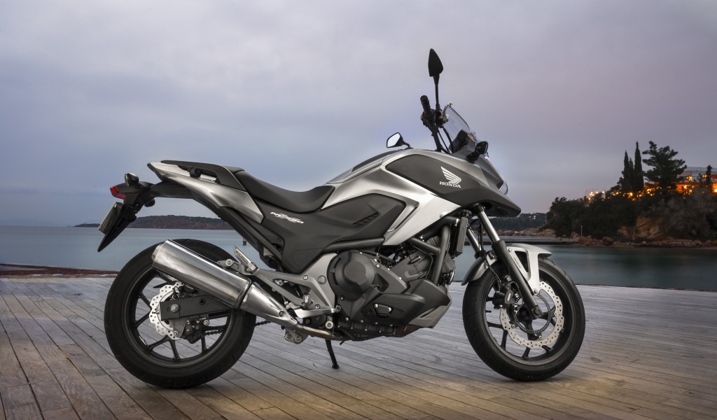 Мотоцикл honda nc750x у воды