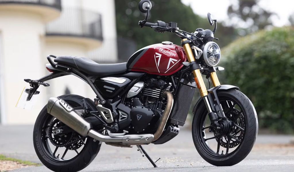 Мотоцикл Triumph Speed 400 на улице