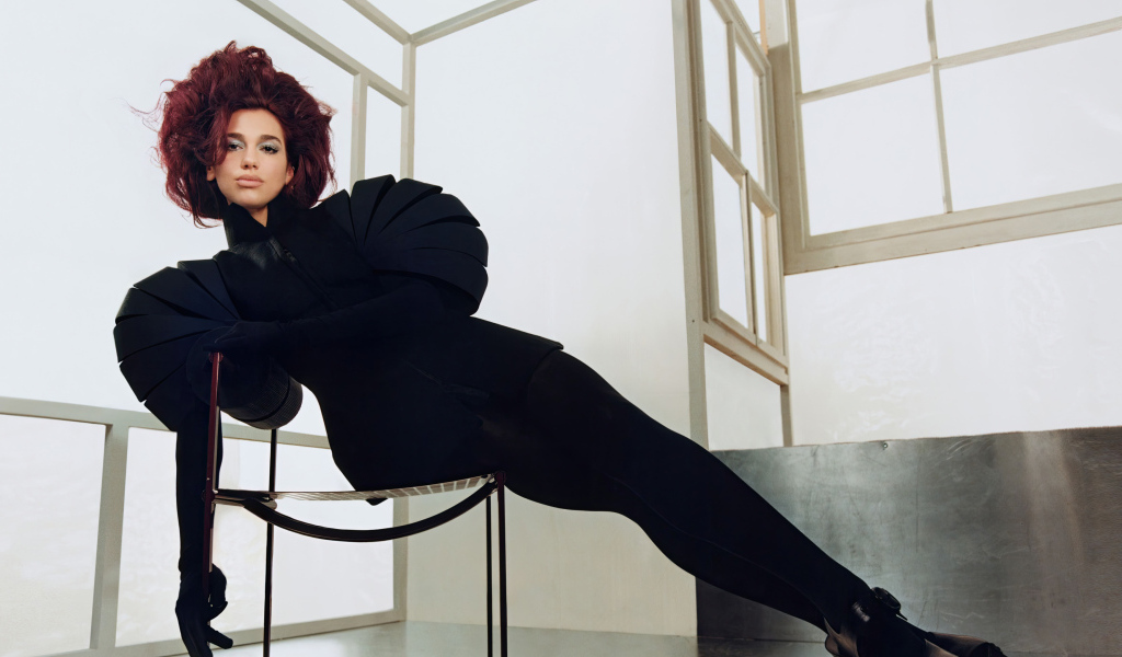 Красивое черное платье на певице Дуа Липа