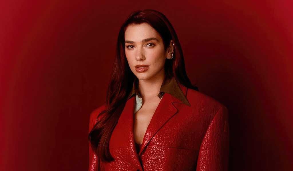 Красивая певица Дуа Липа на красном фоне