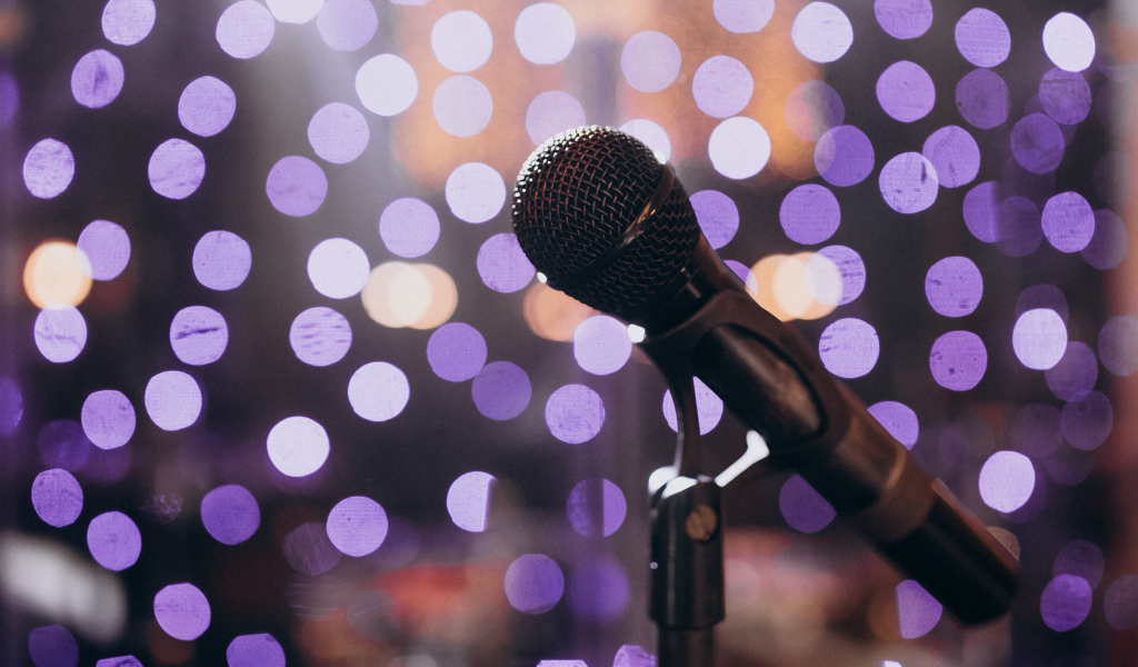 Черный микрофон для вокала на ярком фоне