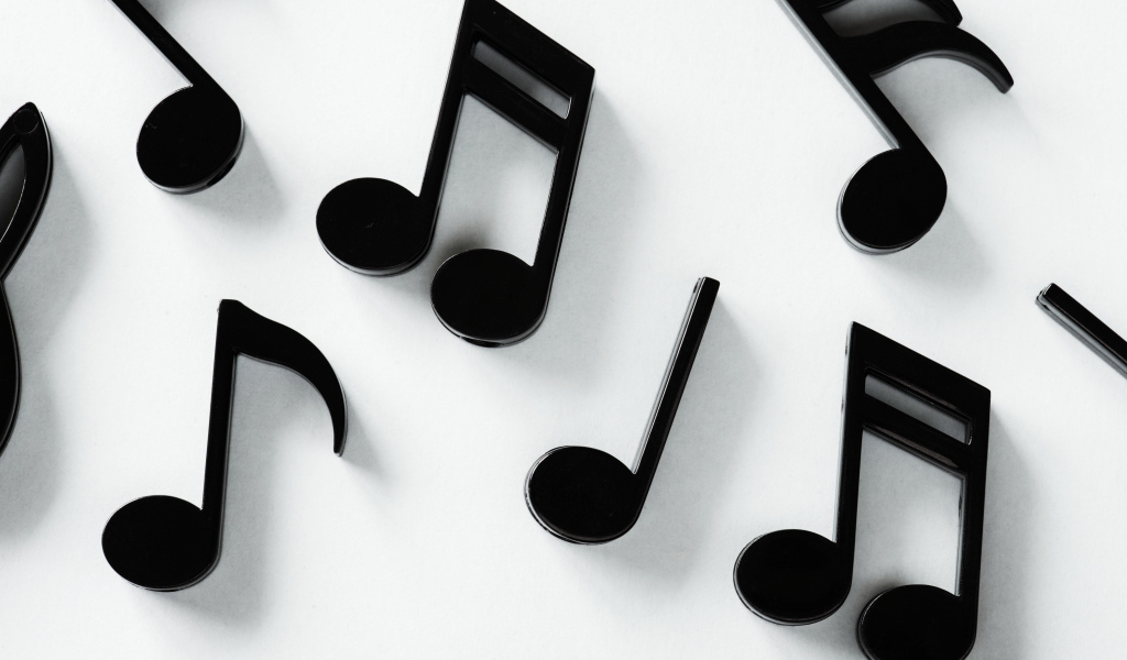Черные ноты на белом фоне