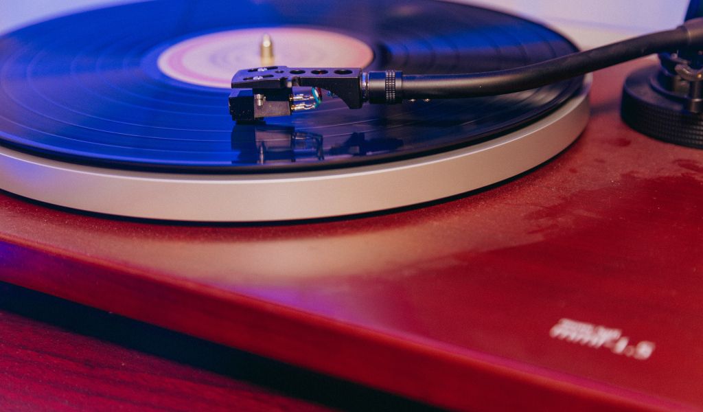 Черная пластинка на проигрывателе винила